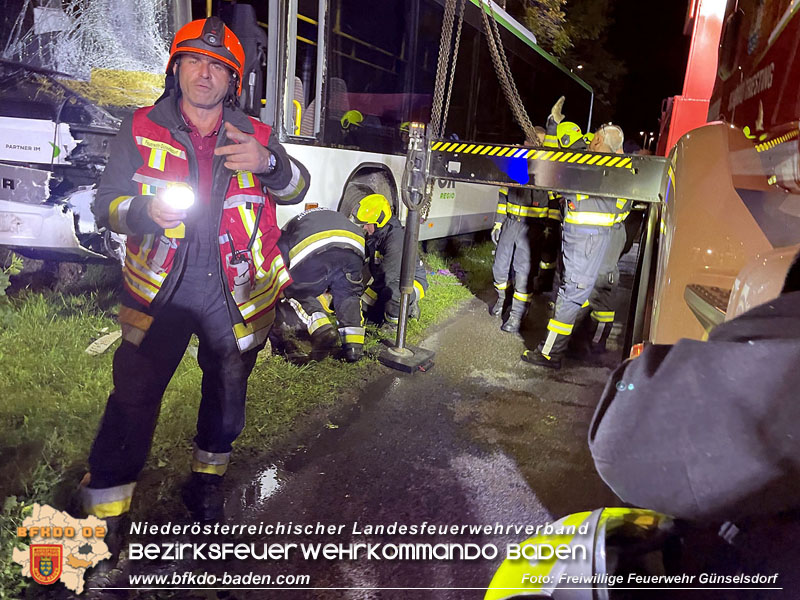 20240605_Personenrettung nach Verkehrsunfall auf der B17 in Günselsdorf - Pkw gegen Omnibus  Foto: Freiwillige Feuerwehr Günselsdorf