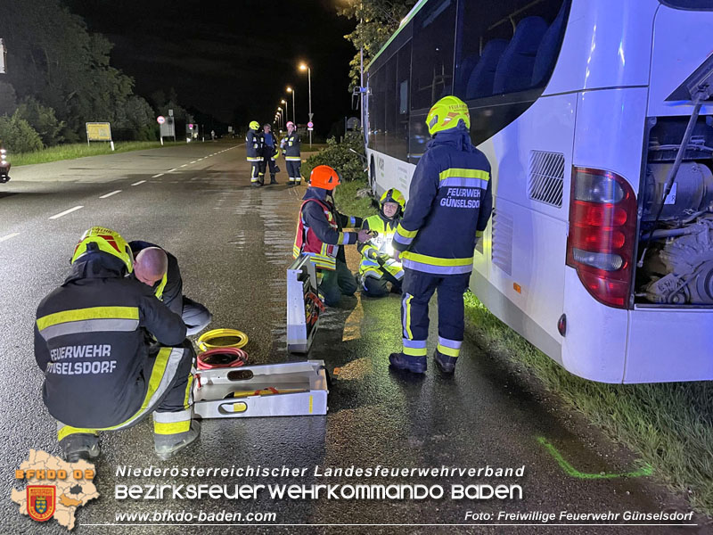 20240605_Personenrettung nach Verkehrsunfall auf der B17 in Günselsdorf - Pkw gegen Omnibus  Foto: Freiwillige Feuerwehr Günselsdorf