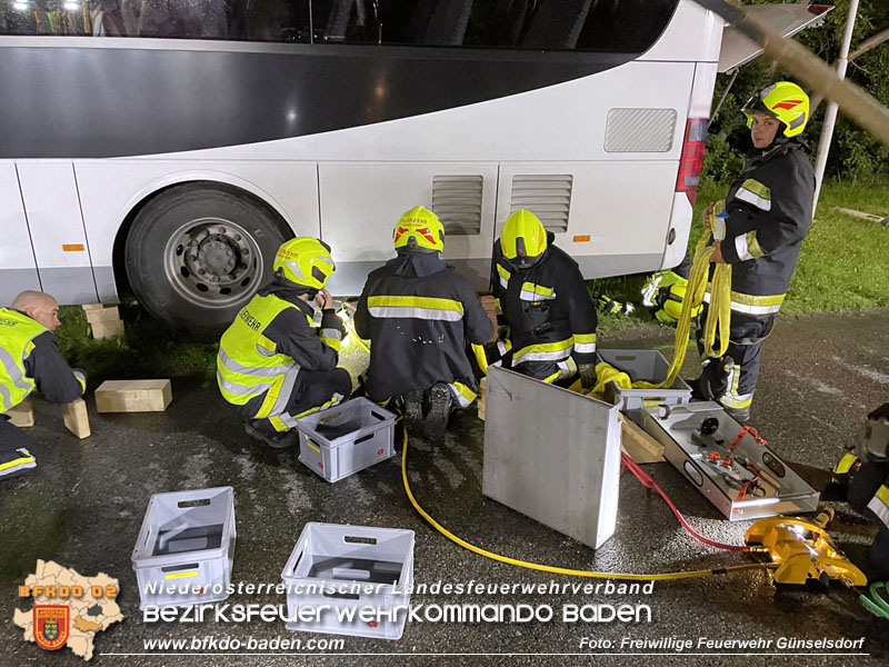 20240605_Personenrettung nach Verkehrsunfall auf der B17 in Günselsdorf - Pkw gegen Omnibus  Foto: Freiwillige Feuerwehr Günselsdorf
