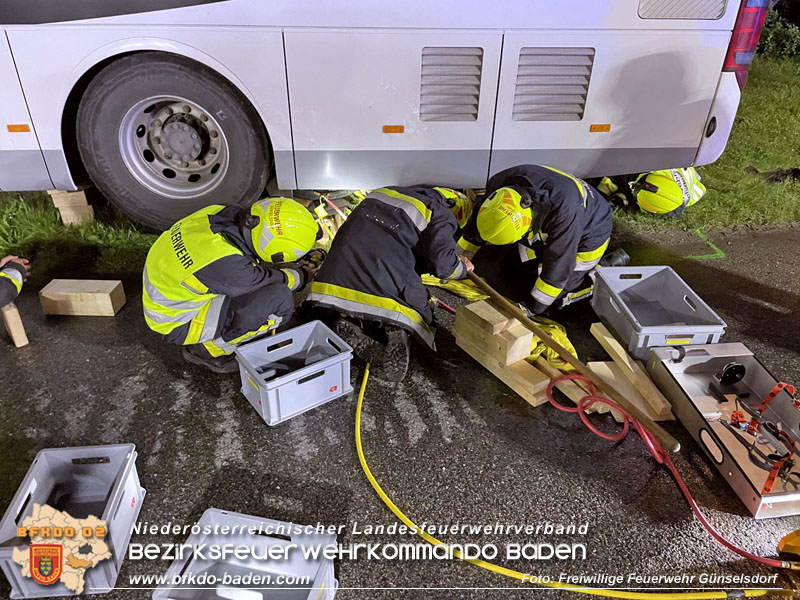 20240605_Personenrettung nach Verkehrsunfall auf der B17 in Günselsdorf - Pkw gegen Omnibus  Foto: Freiwillige Feuerwehr Günselsdorf