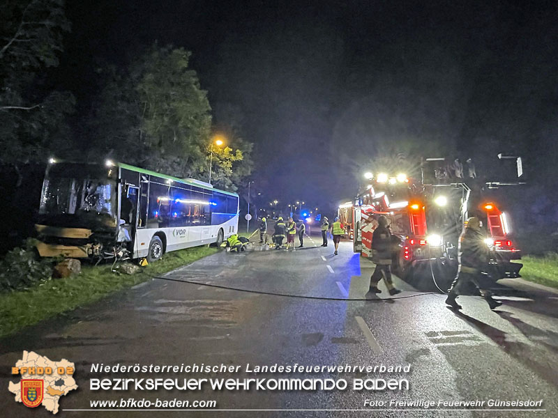 20240605_Personenrettung nach Verkehrsunfall auf der B17 in Günselsdorf - Pkw gegen Omnibus  Foto: Freiwillige Feuerwehr Günselsdorf