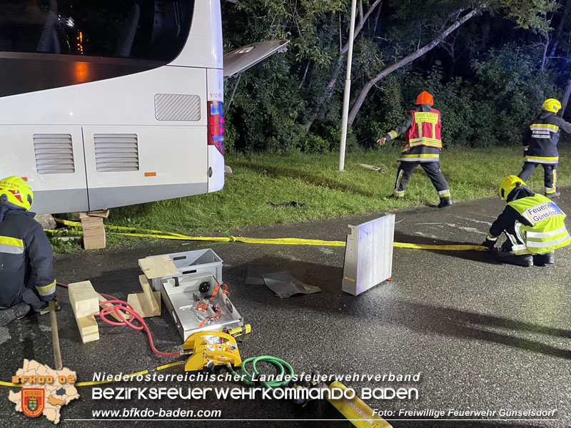 20240605_Personenrettung nach Verkehrsunfall auf der B17 in Günselsdorf - Pkw gegen Omnibus  Foto: Freiwillige Feuerwehr Günselsdorf