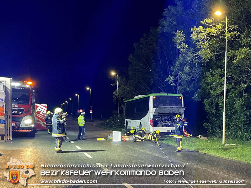 20240605_Personenrettung nach Verkehrsunfall auf der B17 in Günselsdorf - Pkw gegen Omnibus  Foto: Freiwillige Feuerwehr Günselsdorf