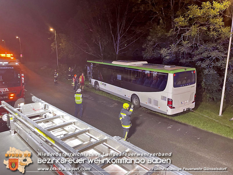 20240605_Personenrettung nach Verkehrsunfall auf der B17 in Günselsdorf - Pkw gegen Omnibus  Foto: Freiwillige Feuerwehr Günselsdorf