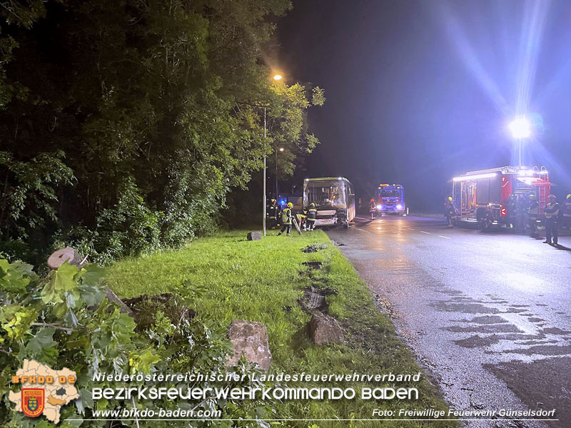 20240605_Personenrettung nach Verkehrsunfall auf der B17 in Günselsdorf - Pkw gegen Omnibus  Foto: Freiwillige Feuerwehr Günselsdorf