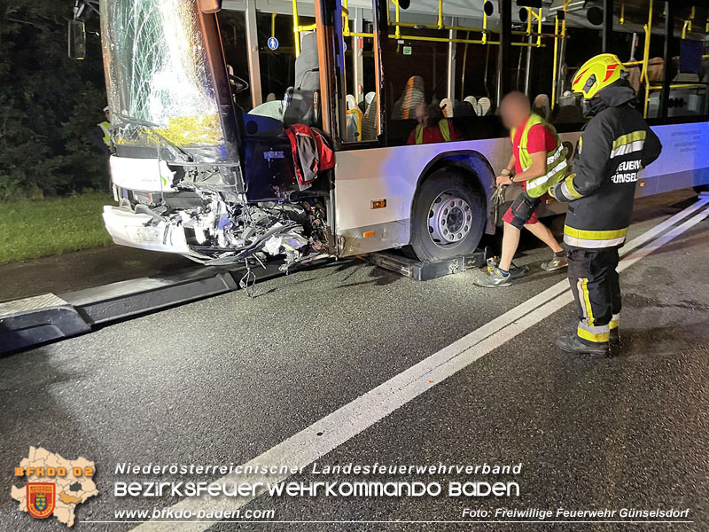20240605_Personenrettung nach Verkehrsunfall auf der B17 in Günselsdorf - Pkw gegen Omnibus  Foto: Freiwillige Feuerwehr Günselsdorf