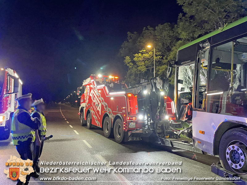 20240605_Personenrettung nach Verkehrsunfall auf der B17 in Günselsdorf - Pkw gegen Omnibus  Foto: Freiwillige Feuerwehr Günselsdorf