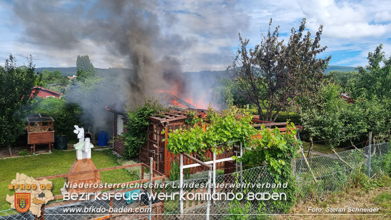 20240616 Vollbrand einer Gartenhütte in Kleingartensiedlung in Baden Foto: Stefan Schneider BFKDO BADEN 20240616 Vollbrand einer Gartenhütte in Kleingartensiedlung in Baden Foto: Stefan Schneider BFKDO BADEN