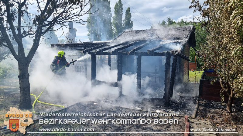20240616 Vollbrand einer Gartenhütte in Kleingartensiedlung in Baden Foto: Stefan Schneider BFKDO BADEN 20240616 Vollbrand einer Gartenhütte in Kleingartensiedlung in Baden Foto: Stefan Schneider BFKDO BADEN