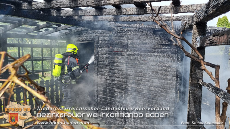 20240616 Vollbrand einer Gartenhütte in Kleingartensiedlung in Baden Foto: Stefan Schneider BFKDO BADEN 20240616 Vollbrand einer Gartenhütte in Kleingartensiedlung in Baden Foto: Stefan Schneider BFKDO BADEN