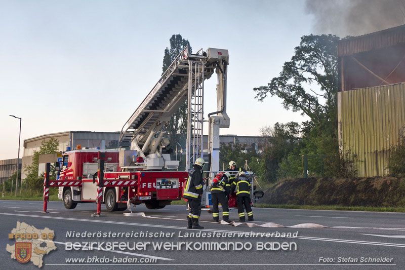 20240616_Brand in einem Abfallwirtschaftsbetrieb in Traiskirchen Ortsteil Wienersdorf Foto: Stefan Schneider BFKDO BADEN 20240616_Brand in einem Abfallwirtschaftsbetrieb in Traiskirchen Ortsteil Wienersdorf Foto: Stefan Schneider BFKDO BADEN