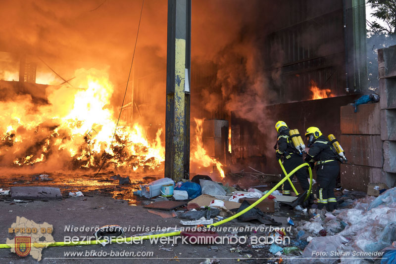20240616_Brand in einem Abfallwirtschaftsbetrieb in Traiskirchen Ortsteil Wienersdorf Foto: Stefan Schneider BFKDO BADEN 20240616_Brand in einem Abfallwirtschaftsbetrieb in Traiskirchen Ortsteil Wienersdorf Foto: Stefan Schneider BFKDO BADEN