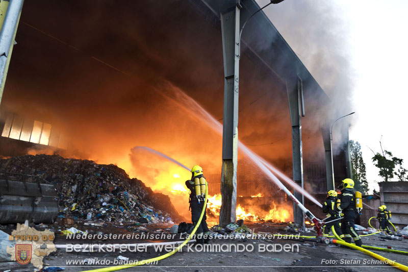 20240616_Brand in einem Abfallwirtschaftsbetrieb in Traiskirchen Ortsteil Wienersdorf Foto: Stefan Schneider BFKDO BADEN 20240616_Brand in einem Abfallwirtschaftsbetrieb in Traiskirchen Ortsteil Wienersdorf Foto: Stefan Schneider BFKDO BADEN