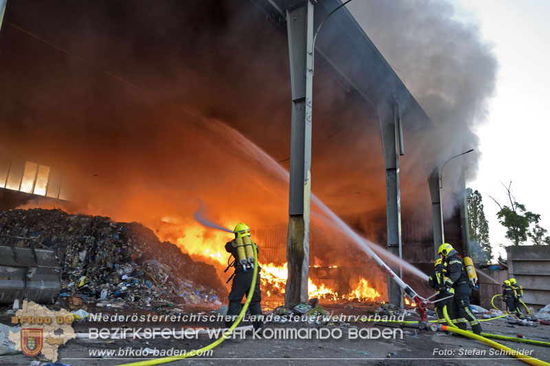 20240616_Brand in einem Abfallwirtschaftsbetrieb in Traiskirchen Ortsteil Wienersdorf Foto: Stefan Schneider BFKDO BADEN 20240616_Brand in einem Abfallwirtschaftsbetrieb in Traiskirchen Ortsteil Wienersdorf Foto: Stefan Schneider BFKDO BADEN