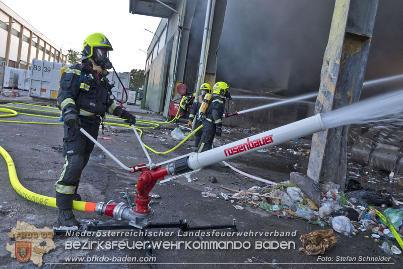 20240616_Brand in einem Abfallwirtschaftsbetrieb in Traiskirchen Ortsteil Wienersdorf Foto: Stefan Schneider BFKDO BADEN 20240616_Brand in einem Abfallwirtschaftsbetrieb in Traiskirchen Ortsteil Wienersdorf Foto: Stefan Schneider BFKDO BADEN