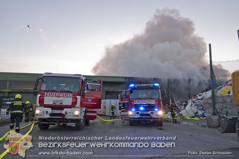 20240616_Brand in einem Abfallwirtschaftsbetrieb in Traiskirchen Ortsteil Wienersdorf Foto: Stefan Schneider BFKDO BADEN 20240616_Brand in einem Abfallwirtschaftsbetrieb in Traiskirchen Ortsteil Wienersdorf Foto: Stefan Schneider BFKDO BADEN