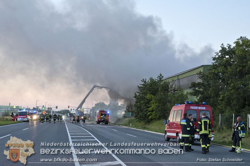 20240616_Brand in einem Abfallwirtschaftsbetrieb in Traiskirchen Ortsteil Wienersdorf Foto: Stefan Schneider BFKDO BADEN 20240616_Brand in einem Abfallwirtschaftsbetrieb in Traiskirchen Ortsteil Wienersdorf Foto: Stefan Schneider BFKDO BADEN