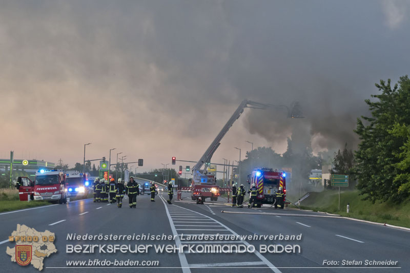20240616_Brand in einem Abfallwirtschaftsbetrieb in Traiskirchen Ortsteil Wienersdorf Foto: Stefan Schneider BFKDO BADEN 20240616_Brand in einem Abfallwirtschaftsbetrieb in Traiskirchen Ortsteil Wienersdorf Foto: Stefan Schneider BFKDO BADEN