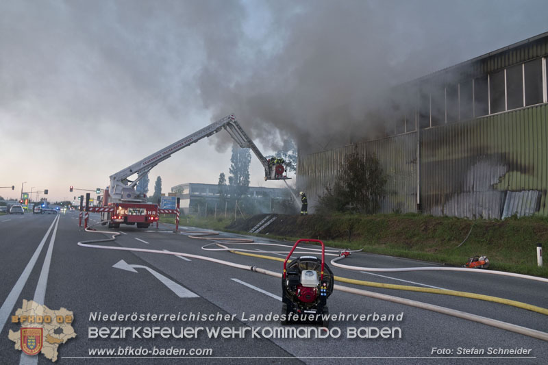 20240616_Brand in einem Abfallwirtschaftsbetrieb in Traiskirchen Ortsteil Wienersdorf Foto: Stefan Schneider BFKDO BADEN 20240616_Brand in einem Abfallwirtschaftsbetrieb in Traiskirchen Ortsteil Wienersdorf Foto: Stefan Schneider BFKDO BADEN