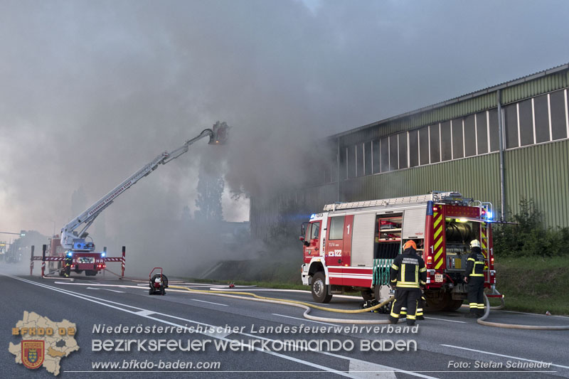 20240616_Brand in einem Abfallwirtschaftsbetrieb in Traiskirchen Ortsteil Wienersdorf Foto: Stefan Schneider BFKDO BADEN 20240616_Brand in einem Abfallwirtschaftsbetrieb in Traiskirchen Ortsteil Wienersdorf Foto: Stefan Schneider BFKDO BADEN