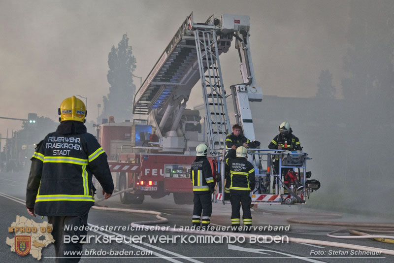 20240616_Brand in einem Abfallwirtschaftsbetrieb in Traiskirchen Ortsteil Wienersdorf Foto: Stefan Schneider BFKDO BADEN 20240616_Brand in einem Abfallwirtschaftsbetrieb in Traiskirchen Ortsteil Wienersdorf Foto: Stefan Schneider BFKDO BADEN
