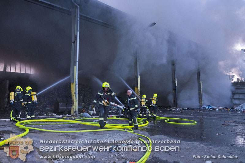 20240616_Brand in einem Abfallwirtschaftsbetrieb in Traiskirchen Ortsteil Wienersdorf Foto: Stefan Schneider BFKDO BADEN 20240616_Brand in einem Abfallwirtschaftsbetrieb in Traiskirchen Ortsteil Wienersdorf Foto: Stefan Schneider BFKDO BADEN