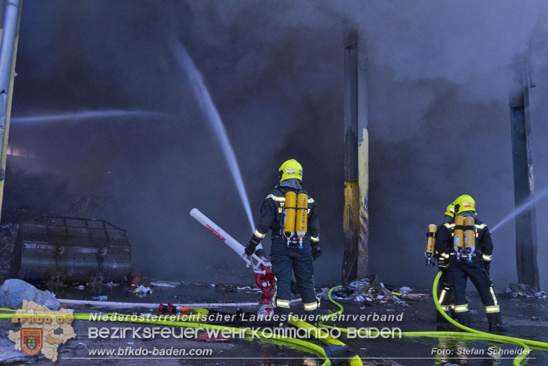 20240616_Brand in einem Abfallwirtschaftsbetrieb in Traiskirchen Ortsteil Wienersdorf Foto: Stefan Schneider BFKDO BADEN 20240616_Brand in einem Abfallwirtschaftsbetrieb in Traiskirchen Ortsteil Wienersdorf Foto: Stefan Schneider BFKDO BADEN