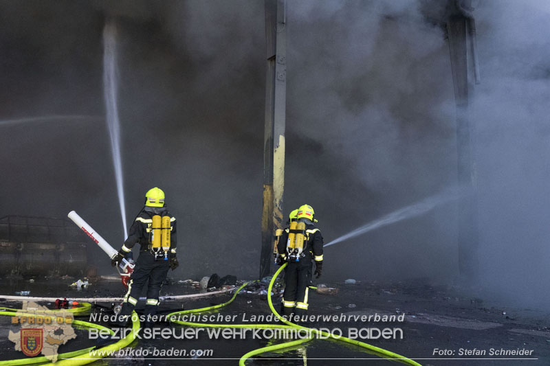 20240616_Brand in einem Abfallwirtschaftsbetrieb in Traiskirchen Ortsteil Wienersdorf Foto: Stefan Schneider BFKDO BADEN 20240616_Brand in einem Abfallwirtschaftsbetrieb in Traiskirchen Ortsteil Wienersdorf Foto: Stefan Schneider BFKDO BADEN