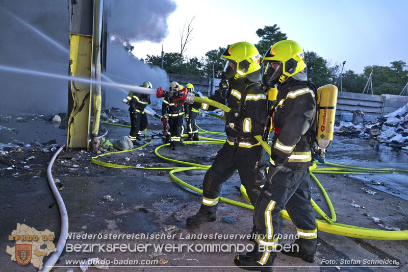 20240616_Brand in einem Abfallwirtschaftsbetrieb in Traiskirchen Ortsteil Wienersdorf Foto: Stefan Schneider BFKDO BADEN 20240616_Brand in einem Abfallwirtschaftsbetrieb in Traiskirchen Ortsteil Wienersdorf Foto: Stefan Schneider BFKDO BADEN