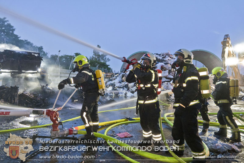 20240616_Brand in einem Abfallwirtschaftsbetrieb in Traiskirchen Ortsteil Wienersdorf Foto: Stefan Schneider BFKDO BADEN 20240616_Brand in einem Abfallwirtschaftsbetrieb in Traiskirchen Ortsteil Wienersdorf Foto: Stefan Schneider BFKDO BADEN