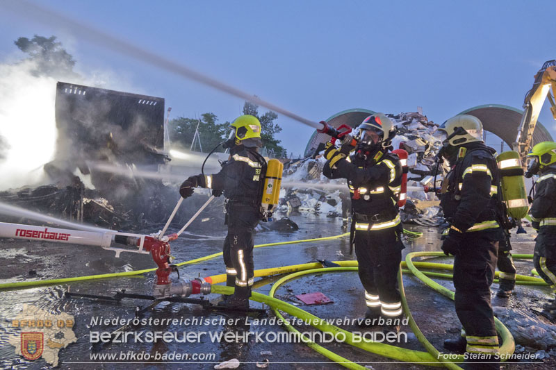 20240616_Brand in einem Abfallwirtschaftsbetrieb in Traiskirchen Ortsteil Wienersdorf Foto: Stefan Schneider BFKDO BADEN 20240616_Brand in einem Abfallwirtschaftsbetrieb in Traiskirchen Ortsteil Wienersdorf Foto: Stefan Schneider BFKDO BADEN
