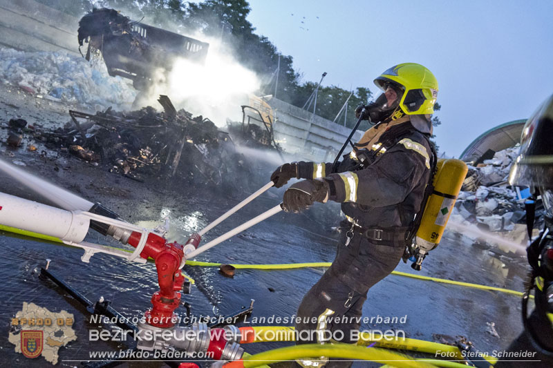 20240616_Brand in einem Abfallwirtschaftsbetrieb in Traiskirchen Ortsteil Wienersdorf Foto: Stefan Schneider BFKDO BADEN 20240616_Brand in einem Abfallwirtschaftsbetrieb in Traiskirchen Ortsteil Wienersdorf Foto: Stefan Schneider BFKDO BADEN