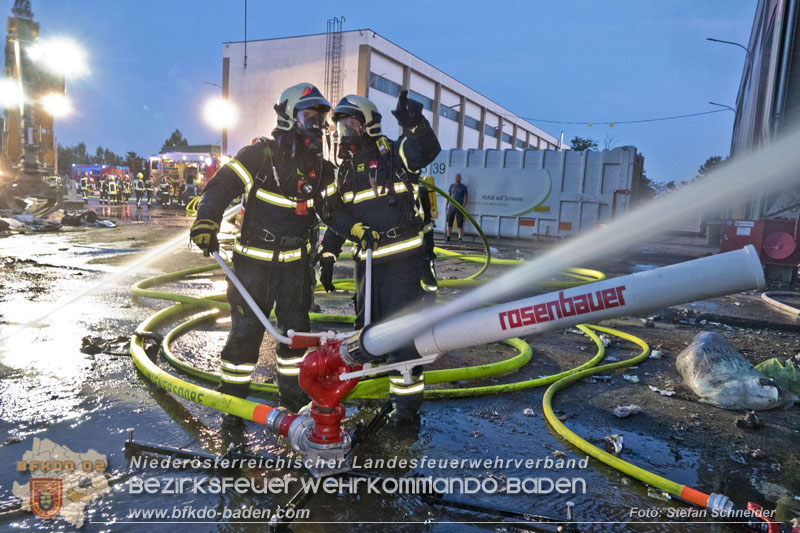 20240616_Brand in einem Abfallwirtschaftsbetrieb in Traiskirchen Ortsteil Wienersdorf Foto: Stefan Schneider BFKDO BADEN 20240616_Brand in einem Abfallwirtschaftsbetrieb in Traiskirchen Ortsteil Wienersdorf Foto: Stefan Schneider BFKDO BADEN