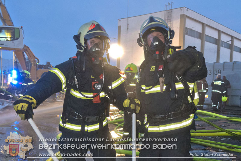 20240616_Brand in einem Abfallwirtschaftsbetrieb in Traiskirchen Ortsteil Wienersdorf Foto: Stefan Schneider BFKDO BADEN 20240616_Brand in einem Abfallwirtschaftsbetrieb in Traiskirchen Ortsteil Wienersdorf Foto: Stefan Schneider BFKDO BADEN