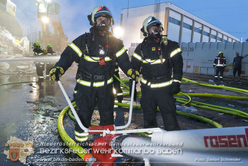 20240616_Brand in einem Abfallwirtschaftsbetrieb in Traiskirchen Ortsteil Wienersdorf Foto: Stefan Schneider BFKDO BADEN 20240616_Brand in einem Abfallwirtschaftsbetrieb in Traiskirchen Ortsteil Wienersdorf Foto: Stefan Schneider BFKDO BADEN