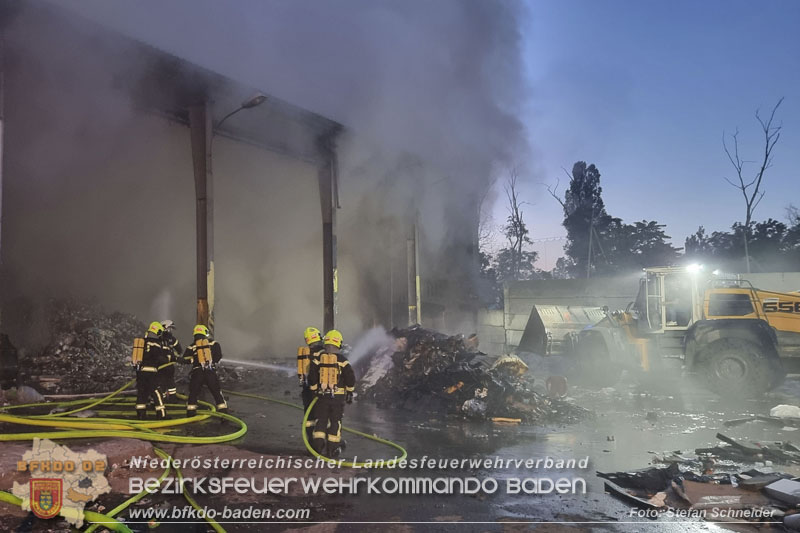 20240616_Brand in einem Abfallwirtschaftsbetrieb in Traiskirchen Ortsteil Wienersdorf Foto: Stefan Schneider BFKDO BADEN 20240616_Brand in einem Abfallwirtschaftsbetrieb in Traiskirchen Ortsteil Wienersdorf Foto: Stefan Schneider BFKDO BADEN