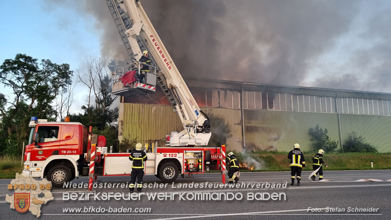 20240616_Brand in einem Abfallwirtschaftsbetrieb in Traiskirchen Ortsteil Wienersdorf Foto: Stefan Schneider BFKDO BADEN 20240616_Brand in einem Abfallwirtschaftsbetrieb in Traiskirchen Ortsteil Wienersdorf Foto: Stefan Schneider BFKDO BADEN