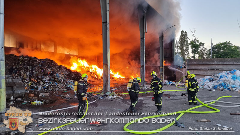 20240616_Brand in einem Abfallwirtschaftsbetrieb in Traiskirchen Ortsteil Wienersdorf Foto: Stefan Schneider BFKDO BADEN 20240616_Brand in einem Abfallwirtschaftsbetrieb in Traiskirchen Ortsteil Wienersdorf Foto: Stefan Schneider BFKDO BADEN