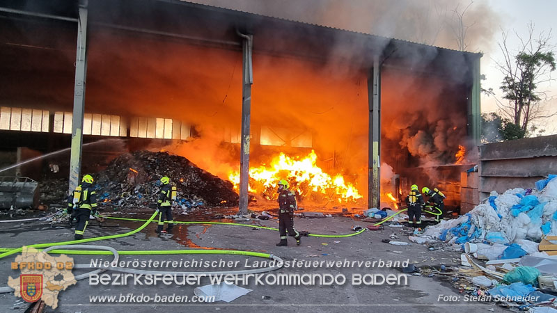 20240616_Brand in einem Abfallwirtschaftsbetrieb in Traiskirchen Ortsteil Wienersdorf Foto: Stefan Schneider BFKDO BADEN 20240616_Brand in einem Abfallwirtschaftsbetrieb in Traiskirchen Ortsteil Wienersdorf Foto: Stefan Schneider BFKDO BADEN