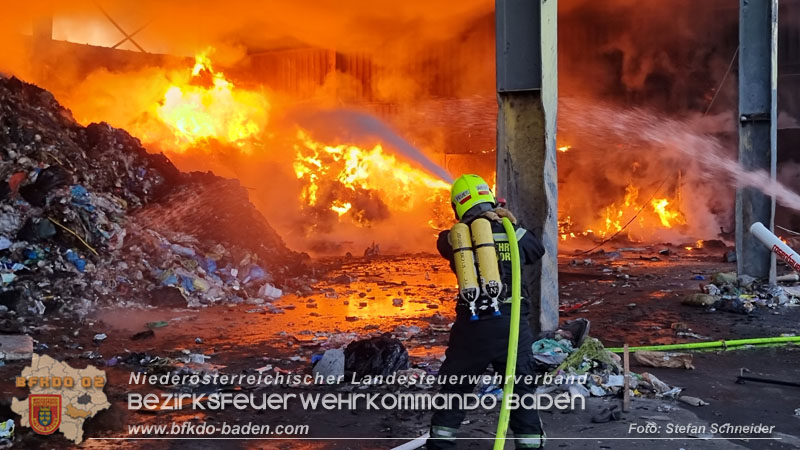 20240616_Brand in einem Abfallwirtschaftsbetrieb in Traiskirchen Ortsteil Wienersdorf Foto: Stefan Schneider BFKDO BADEN 20240616_Brand in einem Abfallwirtschaftsbetrieb in Traiskirchen Ortsteil Wienersdorf Foto: Stefan Schneider BFKDO BADEN