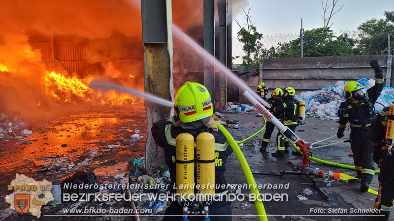 20240616_Brand in einem Abfallwirtschaftsbetrieb in Traiskirchen Ortsteil Wienersdorf Foto: Stefan Schneider BFKDO BADEN 20240616_Brand in einem Abfallwirtschaftsbetrieb in Traiskirchen Ortsteil Wienersdorf Foto: Stefan Schneider BFKDO BADEN