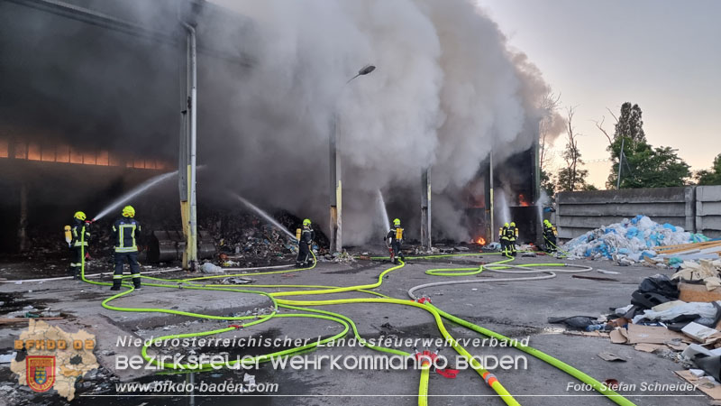 20240616_Brand in einem Abfallwirtschaftsbetrieb in Traiskirchen Ortsteil Wienersdorf Foto: Stefan Schneider BFKDO BADEN 20240616_Brand in einem Abfallwirtschaftsbetrieb in Traiskirchen Ortsteil Wienersdorf Foto: Stefan Schneider BFKDO BADEN