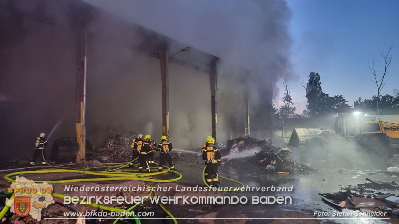 20240616_Brand in einem Abfallwirtschaftsbetrieb in Traiskirchen Ortsteil Wienersdorf Foto: Stefan Schneider BFKDO BADEN 20240616_Brand in einem Abfallwirtschaftsbetrieb in Traiskirchen Ortsteil Wienersdorf Foto: Stefan Schneider BFKDO BADEN