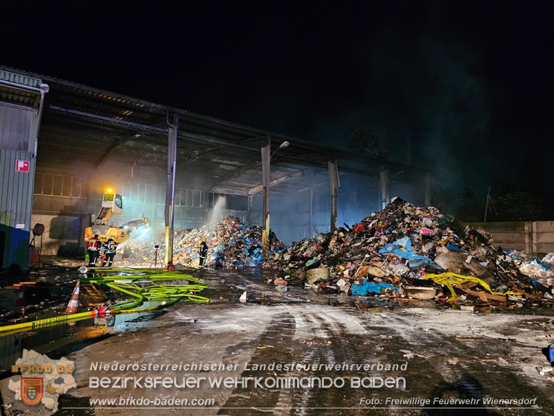 20240616_Brand in einem Abfallwirtschaftsbetrieb in Traiskirchen Ortsteil Wienersdorf Foto: Alexander Umschaden FF Wienersdorf 20240616_Brand in einem Abfallwirtschaftsbetrieb in Traiskirchen Ortsteil Wienersdorf Foto: Alexander Umschaden FF Wienersdorf