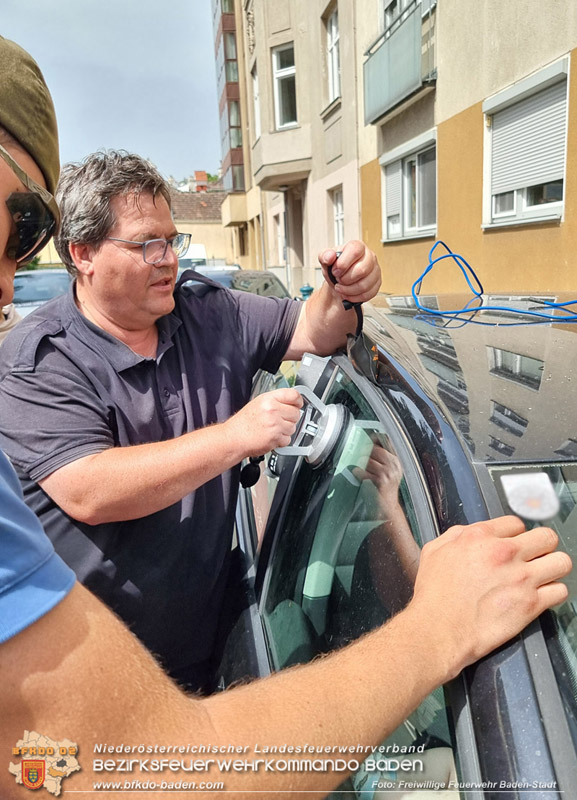 20240621_Kleinkind aus versperrtem Auto befreit in Baden Foto: Freiwillige Feuerwehr Baden-Stadt 20240621_Kleinkind aus versperrtem Auto befreit in Baden Foto: Freiwillige Feuerwehr Baden-Stadt