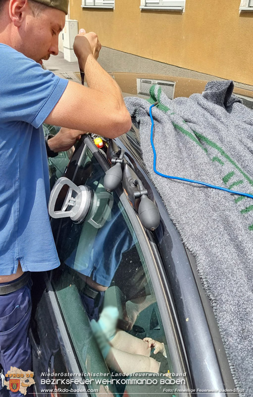 20240621_Kleinkind aus versperrtem Auto befreit in Baden Foto: Freiwillige Feuerwehr Baden-Stadt 20240621_Kleinkind aus versperrtem Auto befreit in Baden Foto: Freiwillige Feuerwehr Baden-Stadt