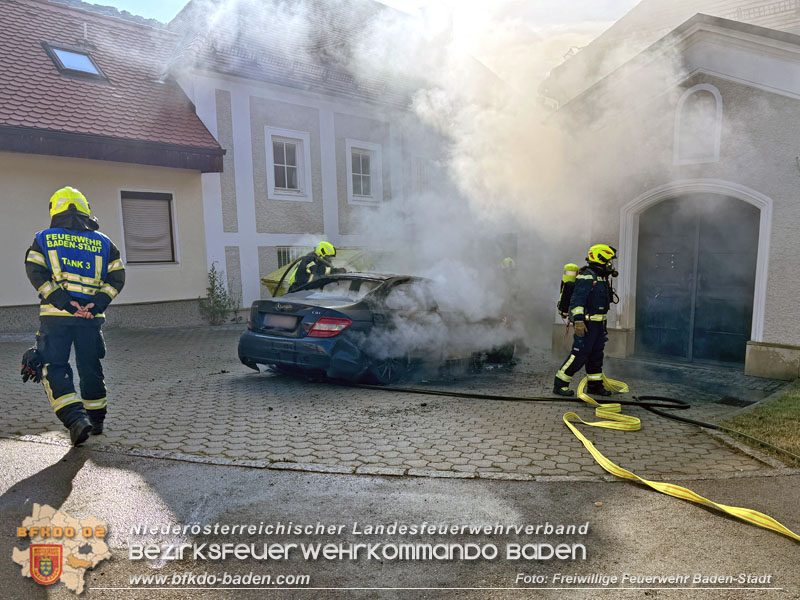 20240628 PKW Vollbrand in Baden Ortsteil Weikersdorf Foto: Freiwillige Feuerwehr Baden-Stadt 20240628 PKW Vollbrand in Baden Ortsteil Weikersdorf Foto: Freiwillige Feuerwehr Baden-Stadt