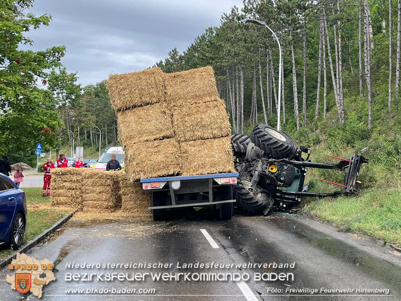 20240707_Landwirtschaftliches Gespann verunfallt auf der LB18 bei Hirtenberg Foto: Freiwillige Feuerwehr Hirtenberg 20240707_Landwirtschaftliches Gespann verunfallt auf der LB18 bei Hirtenberg Foto: Freiwillige Feuerwehr Hirtenberg