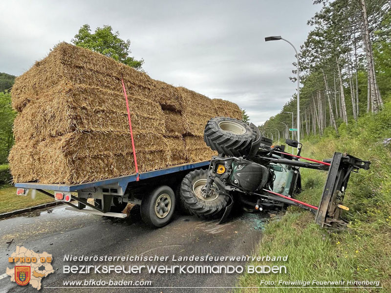20240707_Landwirtschaftliches Gespann verunfallt auf der LB18 bei Hirtenberg Foto: Freiwillige Feuerwehr Hirtenberg 20240707_Landwirtschaftliches Gespann verunfallt auf der LB18 bei Hirtenberg Foto: Freiwillige Feuerwehr Hirtenberg