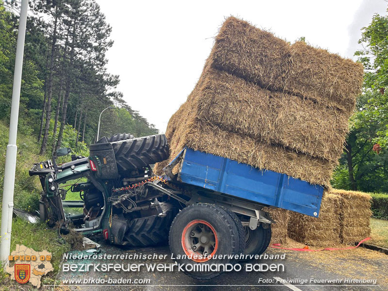20240707_Landwirtschaftliches Gespann verunfallt auf der LB18 bei Hirtenberg Foto: Freiwillige Feuerwehr Hirtenberg 20240707_Landwirtschaftliches Gespann verunfallt auf der LB18 bei Hirtenberg Foto: Freiwillige Feuerwehr Hirtenberg